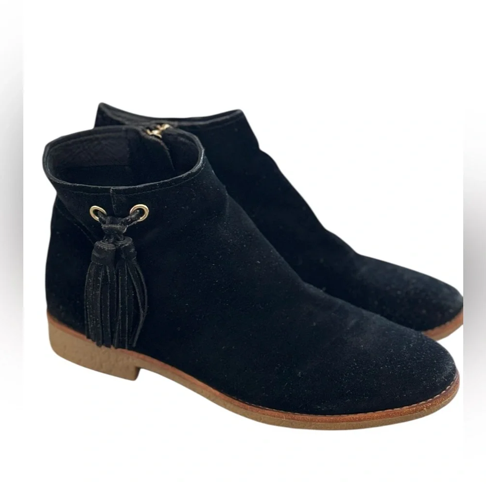 Kate Spade black suede leather zip up ankle booty with tassle. Woman’s size 11